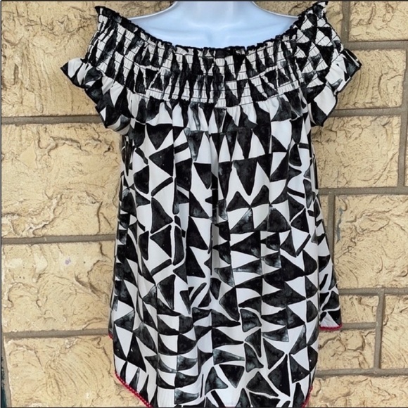 Jack By BB Dakota black & White Off shoulder
Size Small - Picture 2 of 12